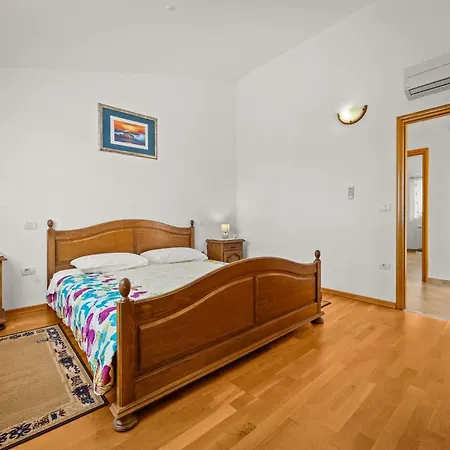 Vila Oliva Near Pula For 9 Persons With Private Pool, Sea View & Beautiful Outside Area - 3 Km From Gajana