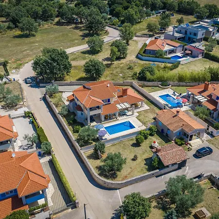 Vila Oliva Near Pula For 9 Persons With Private Pool, Sea View & Beautiful Outside Area - 3 Km From Gajana