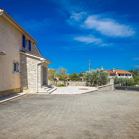 Vila Oliva Near Pula For 9 Persons With Private Pool, Sea View & Beautiful Outside Area - 3 Km From Gajana